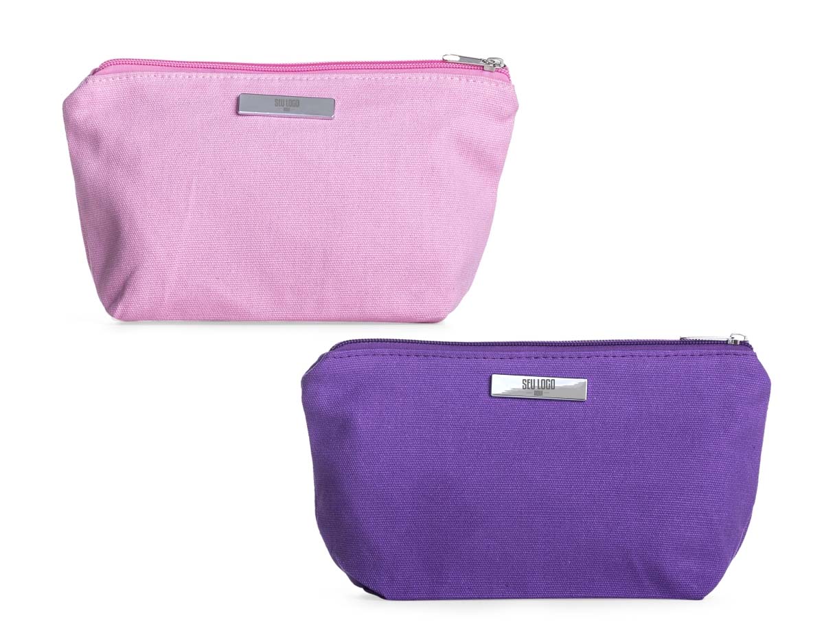 Nécessaire confeccionada em lona colorida, com plaquinha metálica para personalização. Conta com fechamento em zíper e forro interno em poliéster, garantindo maior resistência e praticidade no uso diário.