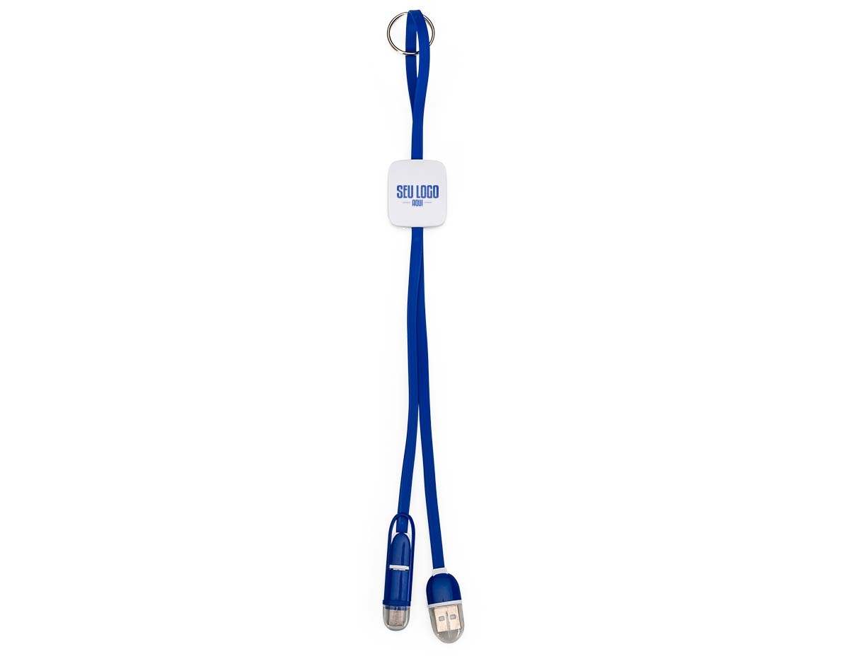 Cabo de dados USB com dois conectores: Lightning e Tipo-C, compatíveis com diversos dispositivos. Possui base plástica quadrada para personalização, tampas protetoras para os conectores e argola para uso como chaveiro, facilitando o transporte e a organização.