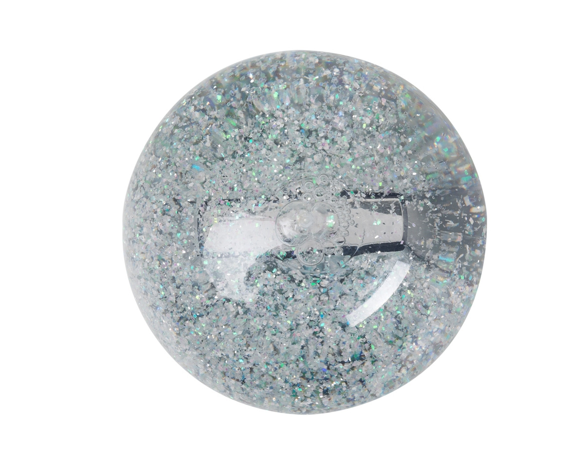 Globo de neve em plástico resistente, com glitter interno e porta-foto. A base preta é removível para inserção de uma foto no suporte interno, com dimensões de 8,5 cm x 4,7 cm, unindo decoração e funcionalidade em um só item.
