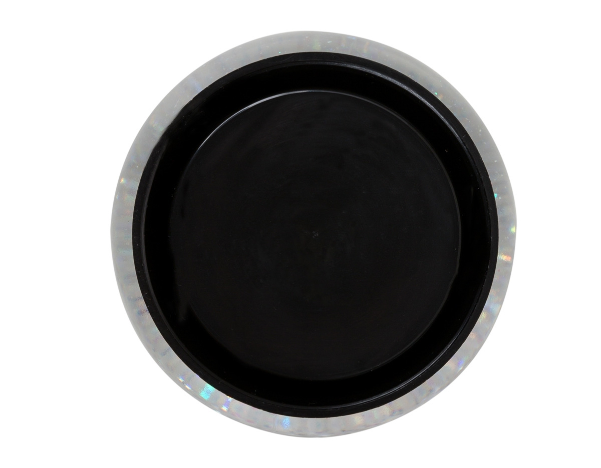 Globo de neve em plástico resistente, com glitter interno e porta-foto. A base preta é removível para inserção de uma foto no suporte interno, com dimensões de 8,5 cm x 4,7 cm, unindo decoração e funcionalidade em um só item.