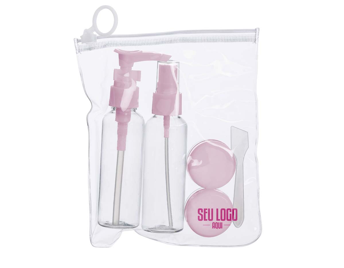 O ChatGPT disse: Kit viagem com 5 peças em estojo ziplock: frasco de 70 ml com tampa spray, frasco de 70 ml com tampa pump, dois potes de 10 ml com tampa rosqueável e mini espátula fosca. Frascos em plástico e estojo em PVC com puxador.