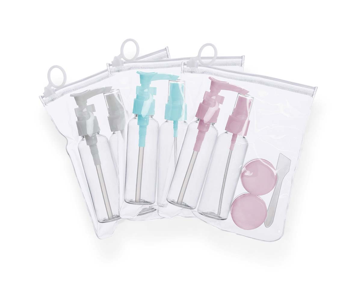 O ChatGPT disse: Kit viagem com 5 peças em estojo ziplock: frasco de 70 ml com tampa spray, frasco de 70 ml com tampa pump, dois potes de 10 ml com tampa rosqueável e mini espátula fosca. Frascos em plástico e estojo em PVC com puxador.