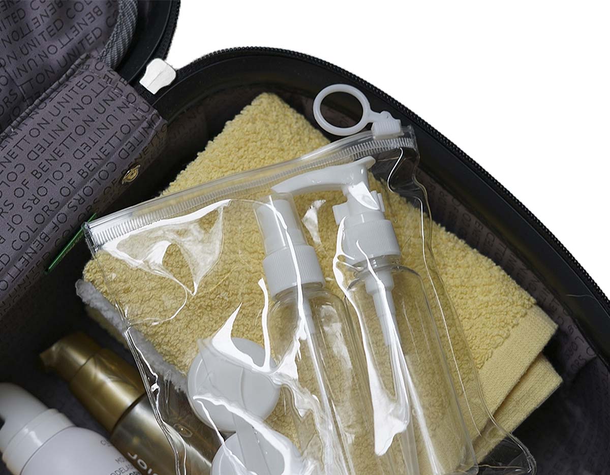 O ChatGPT disse: Kit viagem com 5 peças em estojo ziplock: frasco de 70 ml com tampa spray, frasco de 70 ml com tampa pump, dois potes de 10 ml com tampa rosqueável e mini espátula fosca. Frascos em plástico e estojo em PVC com puxador.