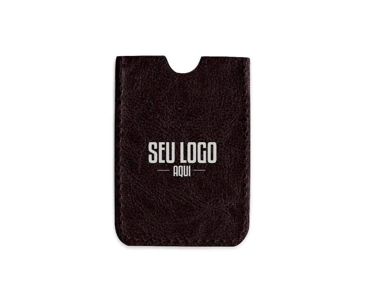 Porta-cartão simples confeccionado em couro sintético, resistente e elegante. Ideal para organizar e proteger cartões de visita, crédito ou documentos com praticidade. Leve, compacto e fácil de transportar, é uma excelente opção de brinde corporativo, com ótimo espaço para personalização da sua marca.