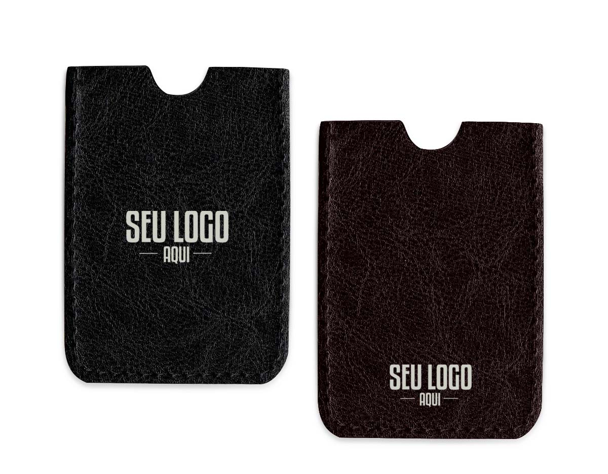 Porta-cartão simples confeccionado em couro sintético, resistente e elegante. Ideal para organizar e proteger cartões de visita, crédito ou documentos com praticidade. Leve, compacto e fácil de transportar, é uma excelente opção de brinde corporativo, com ótimo espaço para personalização da sua marca.