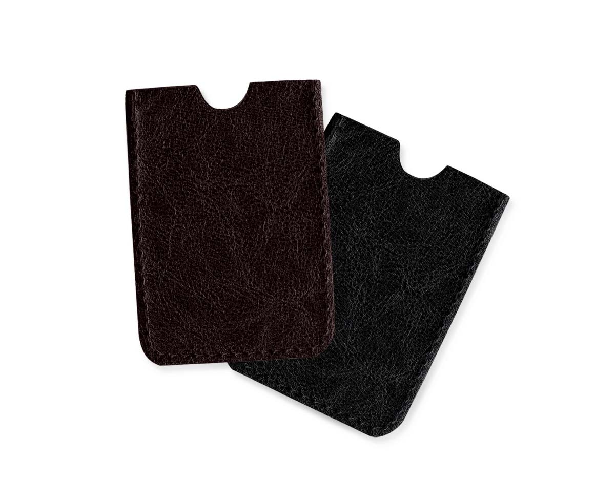 Porta-cartão simples confeccionado em couro sintético, resistente e elegante. Ideal para organizar e proteger cartões de visita, crédito ou documentos com praticidade. Leve, compacto e fácil de transportar, é uma excelente opção de brinde corporativo, com ótimo espaço para personalização da sua marca.