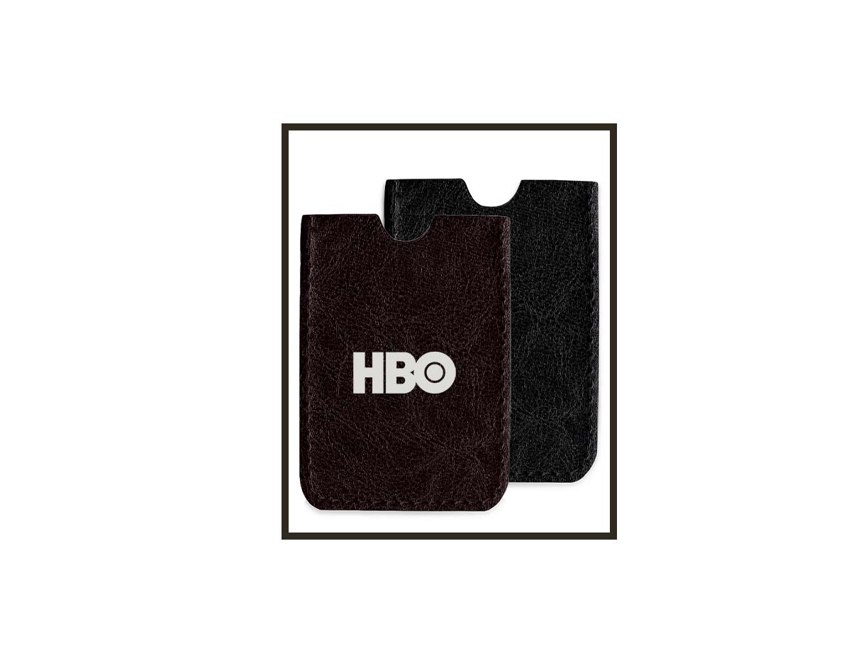 Porta-cartão simples confeccionado em couro sintético, resistente e elegante. Ideal para organizar e proteger cartões de visita, crédito ou documentos com praticidade. Leve, compacto e fácil de transportar, é uma excelente opção de brinde corporativo, com ótimo espaço para personalização da sua marca.