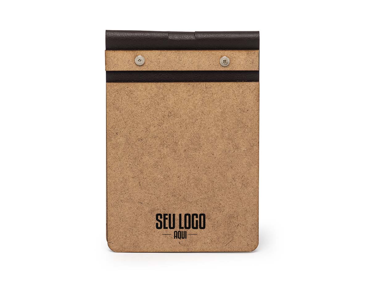 Bloco de anotações Ecológico em MDF com porta caneta e detalhes em couro sintético. Contém aproximadamente 98 folhas recicláveis e sem pauta. OBS.: NÃO ACOMPANHA CANETA, IMAGEM MERAMENTE ILUSTRATIVA.