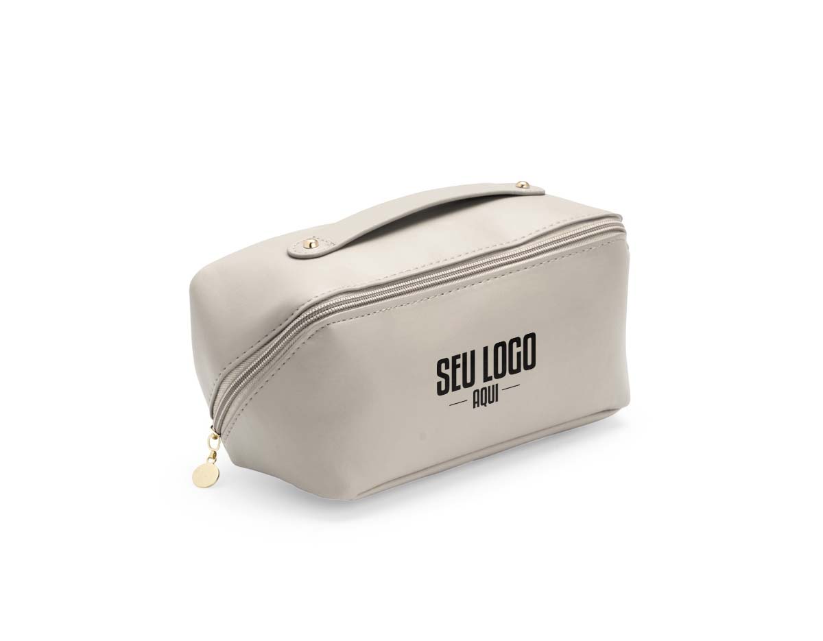 Nécessaire em poliuretano (PU) impermeável com abertura em 180 graus inspirada no formato de concha. O compartimento interno conta com dois bolsos laterais abertos e um, localizado na parte central, com fechamento em zíper. Possui alça para transporte.

