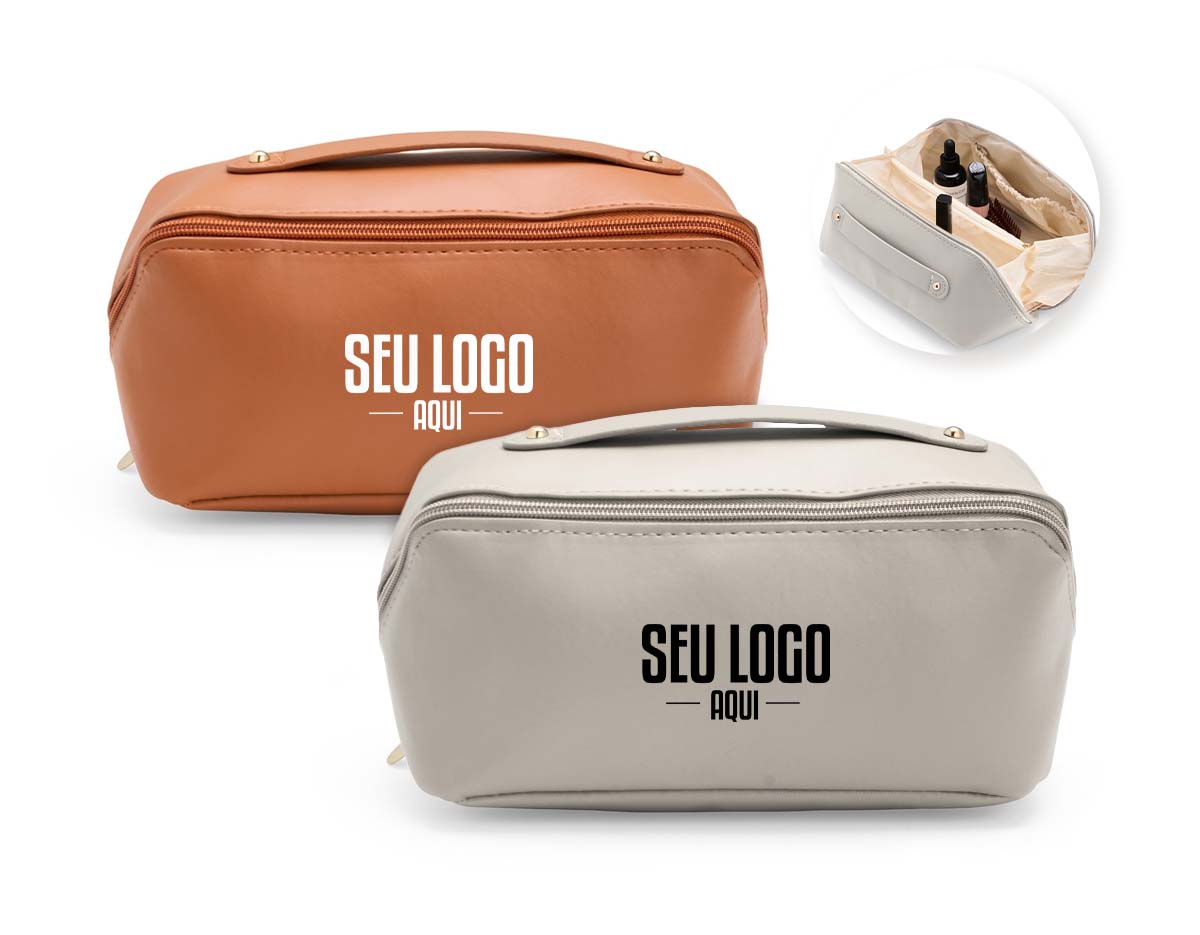 Nécessaire em poliuretano (PU) impermeável com abertura em 180 graus inspirada no formato de concha. O compartimento interno conta com dois bolsos laterais abertos e um, localizado na parte central, com fechamento em zíper. Possui alça para transporte.

