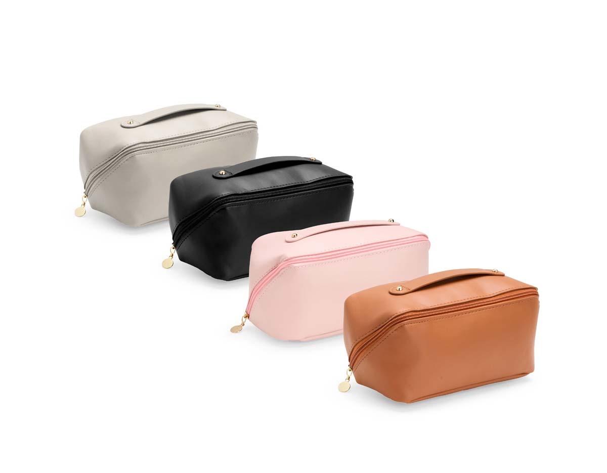 Nécessaire em poliuretano (PU) impermeável com abertura em 180 graus inspirada no formato de concha. O compartimento interno conta com dois bolsos laterais abertos e um, localizado na parte central, com fechamento em zíper. Possui alça para transporte.

