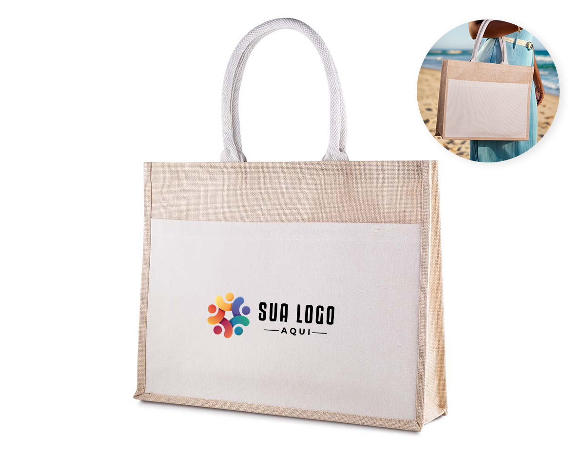 Sacola em juta com bolso frontal em algodão cru 220g/m², que combina resistência e estilo rústico. Possui alças reforçadas em algodão cru e base plana, oferecendo maior estabilidade e capacidade. Ideal para compras, eventos e brindes sustentáveis, com ampla área para personalização e destaque para sua marca.