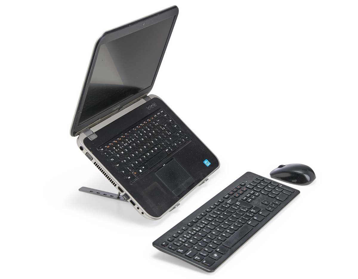 Um suporte retrátil que é uma opção prática para acomodar notebooks de forma apropriada em qualquer ambiente, seja para estudos, trabalho ou apresentações. Feito em metal resistente, apresenta até sete níveis de ajuste para oferecer ergonomia e elegância para apoiar notebooks de até 15,6 polegadas. Além disso, também conta com tiras de silicone distribuídas por sua lateral para ajudar a manter o aparelho mais firme e, além disso, o formato do suporte contém um design aberto para facilitar a dissipação de calor do eletrônico sobre ele.