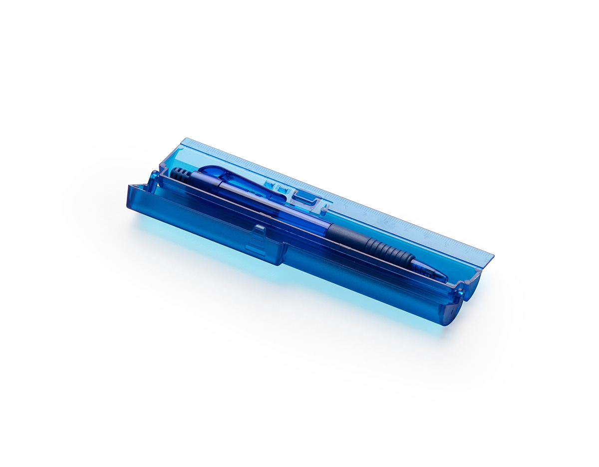 Um kit de estojo e caneta sob medida para se encaixar em qualquer rotina de trabalho ou estudos. O estojo de fácil abertura contém uma régua de 15 cm integrada à sua parte externa, ideal para tirar medidas no dia a dia. A caneta possui carga esferográfica azul de 1,0 mm e acionamento por clique, além de contar com grip emborrachado para deixar a escrita mais suave e precisa.