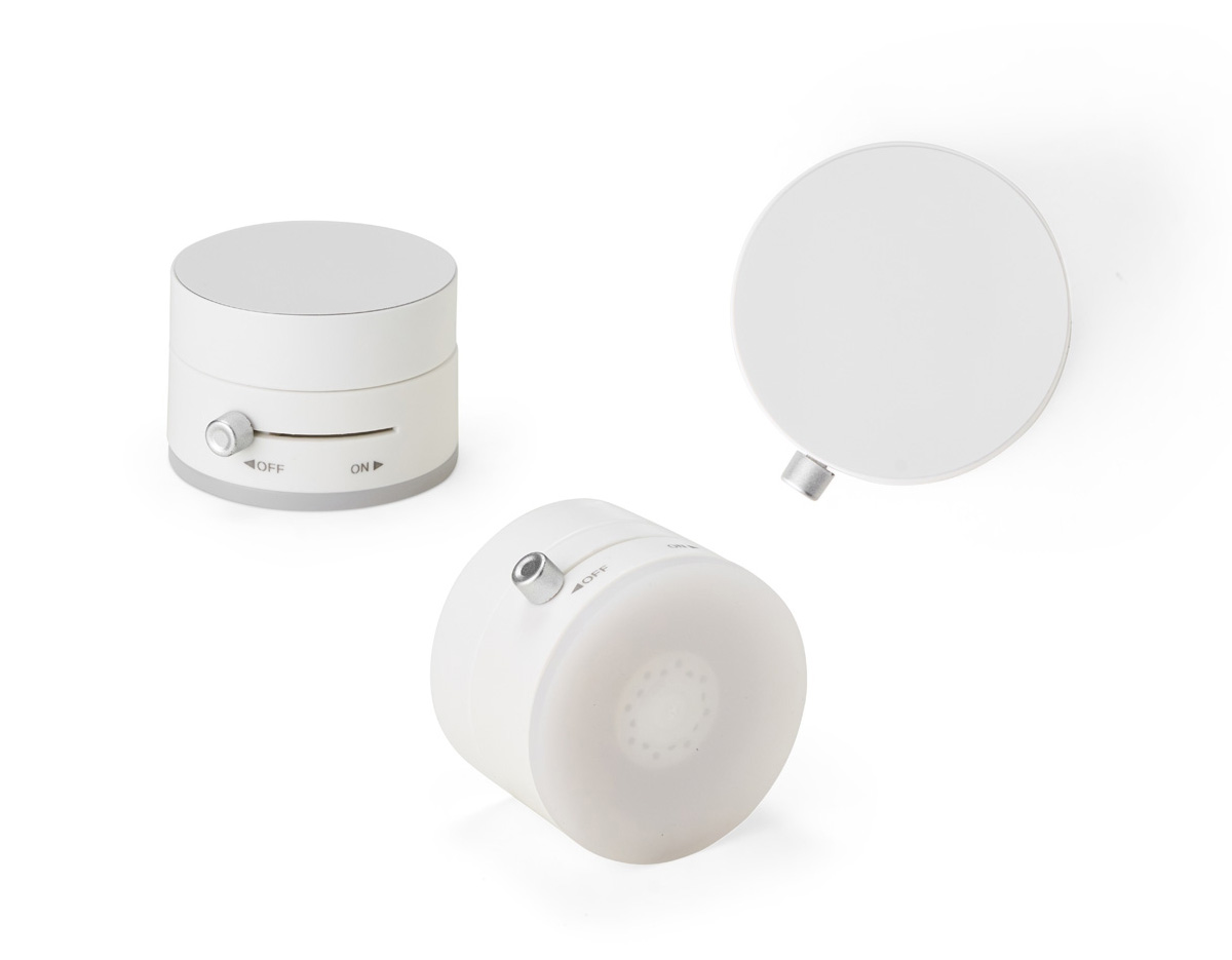 Um suporte compacto e funcional para acomodar smartphones de maneira simples em superfícies lisas. Feito em plástico, Possuí ajuste em diferentes ângulos de inclinação. Conta com uma ventosa retrátil via chave seletora para fixação do suporte em superfícies lisas, ideal para vidros e painéis de carros, mesas e outros ambientes através do adesivo em policarbonato que o acompanha. Apresenta encaixe magnético para posicionar o aparelho na vertical ou horizontal de forma prática aparelhos com suporte às funções magnéticas ou com o auxílio do anel adaptador que pode ser colado na parte interna de capas de celulares.