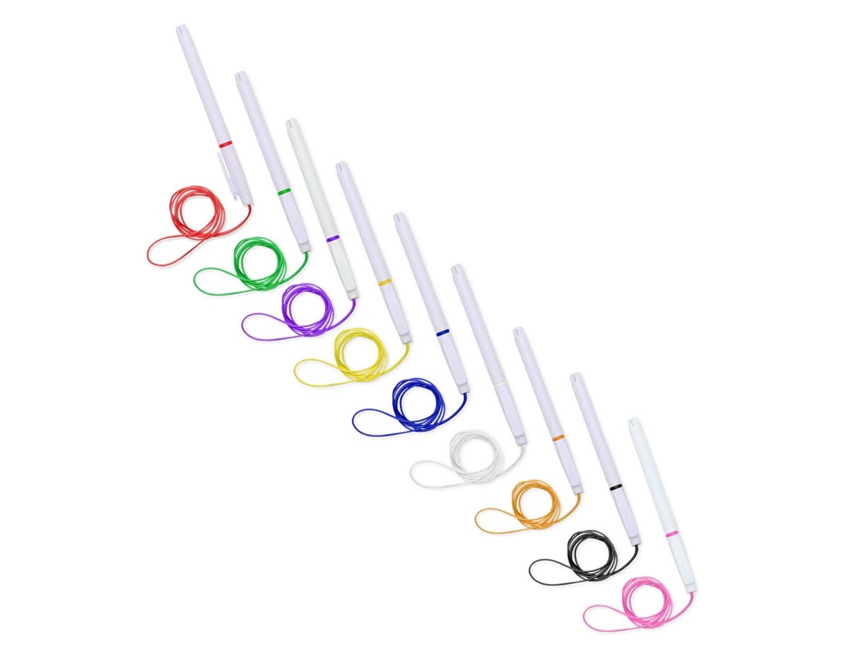 Caneta esferográfica de uso diário, feita totalmente em plástico. Possui carga azul de 1,0 mm, que garante escrita precisa e pegada firme. A tampa vem com cordão de cerca de 42 cm, permitindo fixação prática em mesas ou balcões.