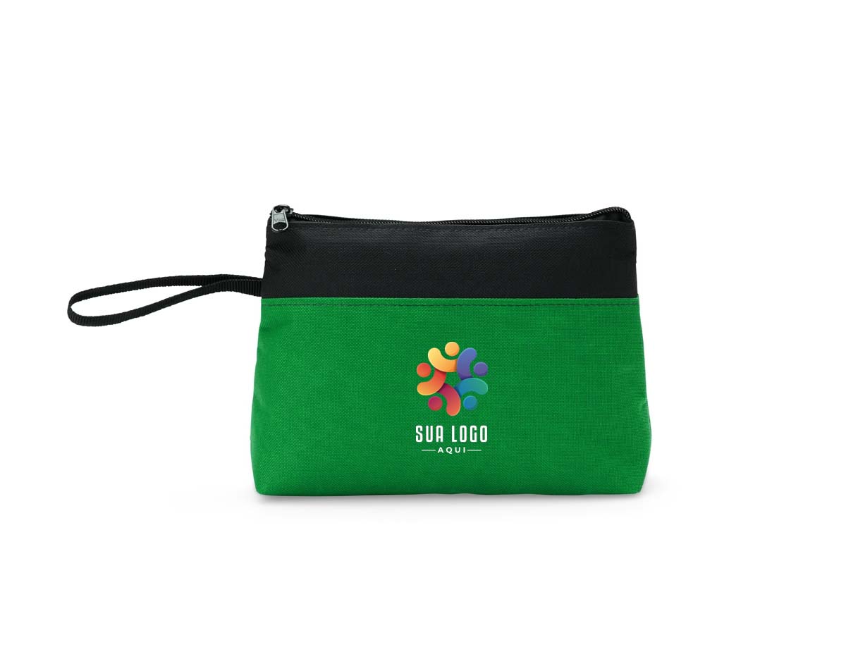 Nécessaire confeccionada em nylon resistente à água, proporcionando maior proteção contra respingos e umidade no uso diário. Conta com fechamento em zíper, que garante segurança no armazenamento dos itens. Possui alça lateral que facilita o transporte e o manuseio, tornando-a prática para viagens, academia ou rotina profissional. Versátil e funcional, é uma ótima opção de brinde corporativo, agregando utilidade e valorização da marca.