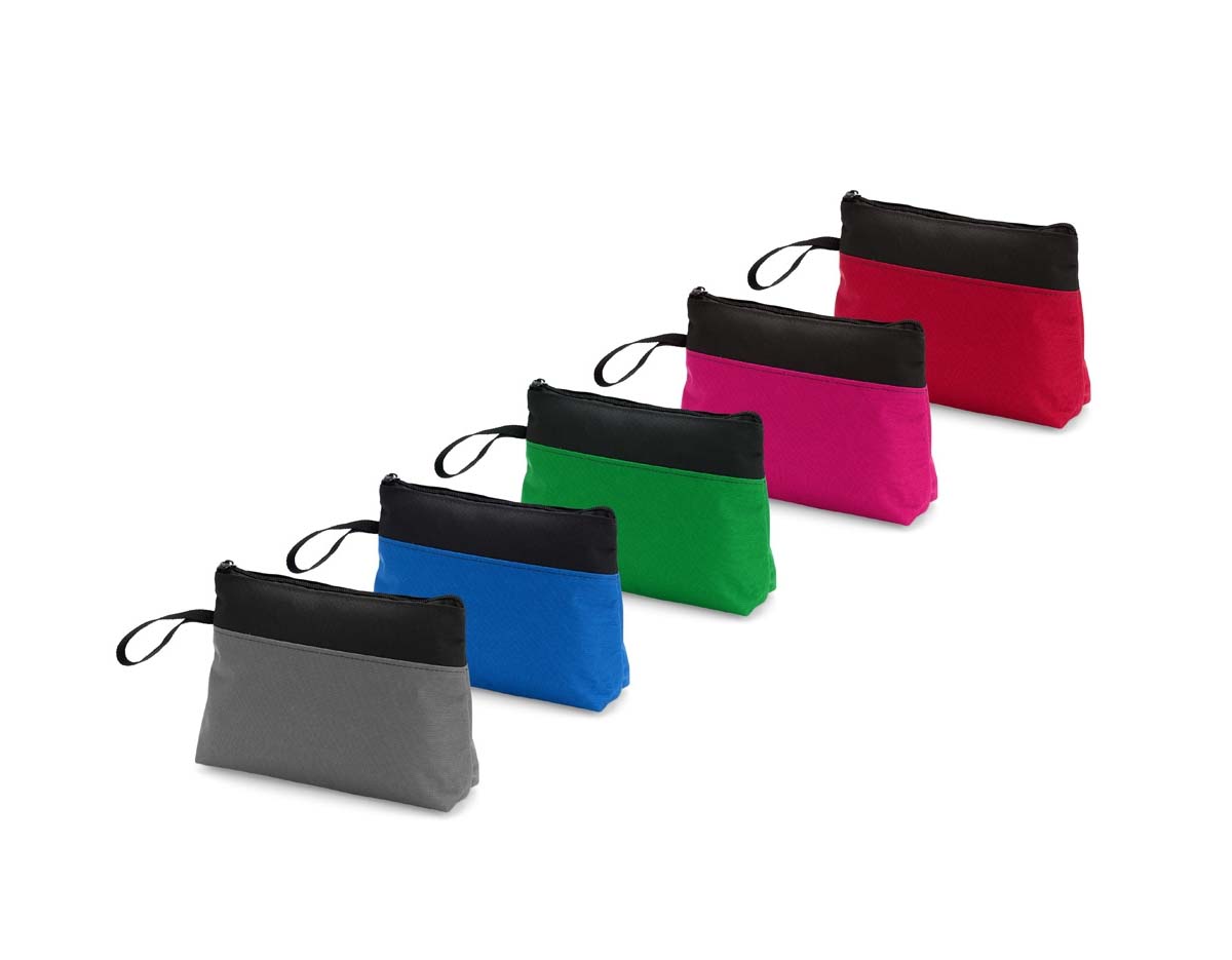 Nécessaire confeccionada em nylon resistente à água, proporcionando maior proteção contra respingos e umidade no uso diário. Conta com fechamento em zíper, que garante segurança no armazenamento dos itens. Possui alça lateral que facilita o transporte e o manuseio, tornando-a prática para viagens, academia ou rotina profissional. Versátil e funcional, é uma ótima opção de brinde corporativo, agregando utilidade e valorização da marca.