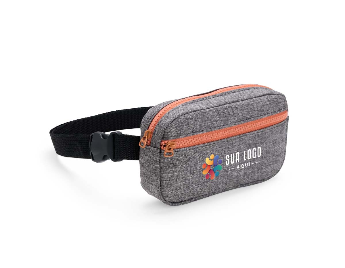 Pochete compacta e resistente, feita em Oxford impermeável. Possui compartimento principal e bolso externo, ambos com zíper, ideais para itens pessoais como celular, carteira e chaves. Conta com alça ajustável em nylon e engate rápido, possibilitando o uso na cintura, transversal ou no ombro.