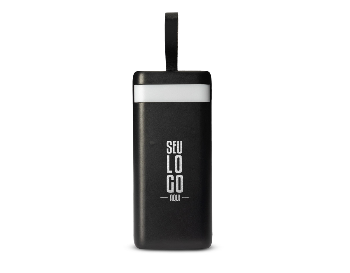Carregador portátil em plástico com capacidade de 20.000mAh. Possui quatro cabos integrados com saídas Lightning, USB-C, Micro-USB e USB, duas entradas (USB-A e USB-C), painel de LED numérico, lanterna frontal e alça em couro sintético. Acompanha cabo USB-C para recarga.