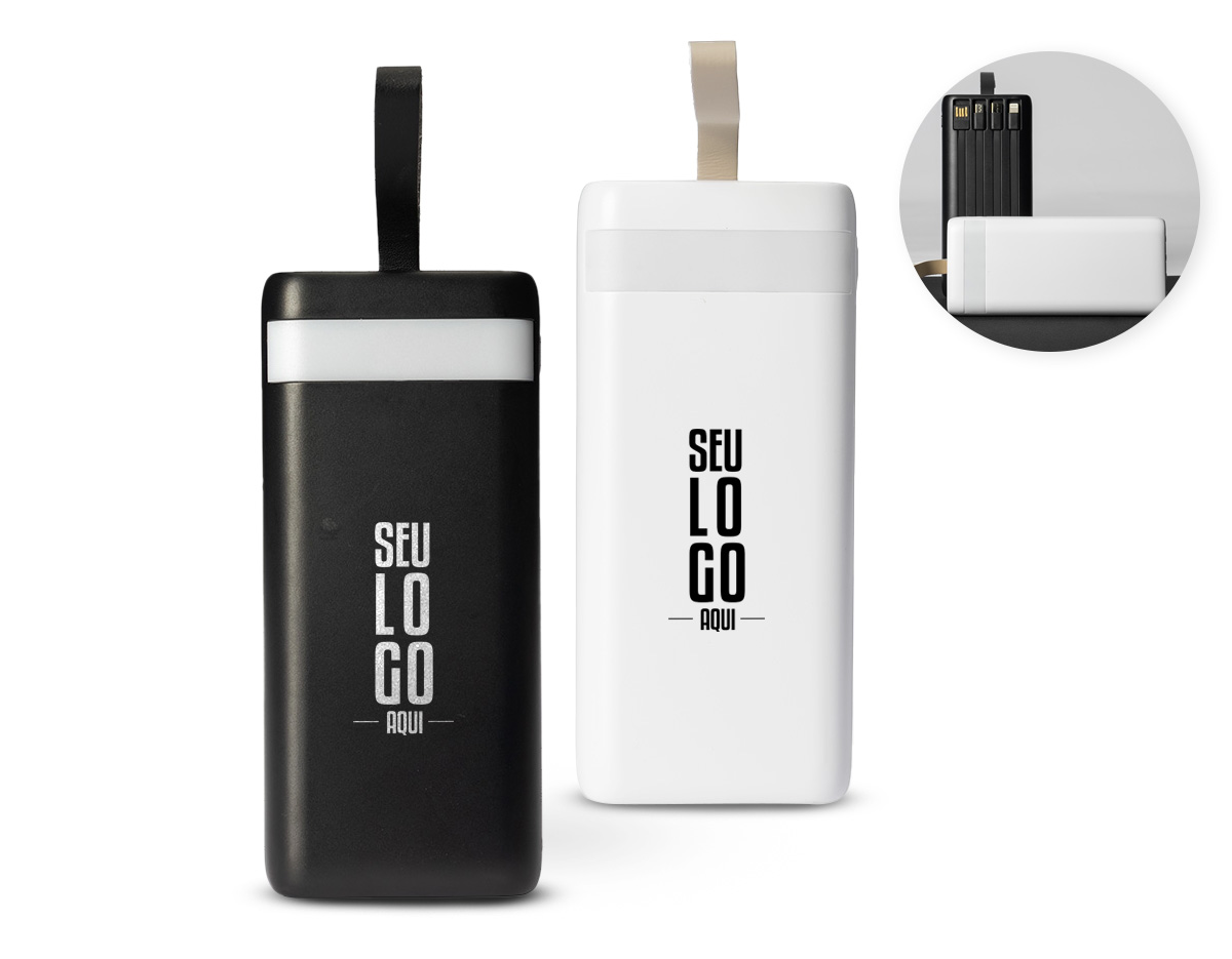 Carregador portátil em plástico com capacidade de 20.000mAh. Possui quatro cabos integrados com saídas Lightning, USB-C, Micro-USB e USB, duas entradas (USB-A e USB-C), painel de LED numérico, lanterna frontal e alça em couro sintético. Acompanha cabo USB-C para recarga.