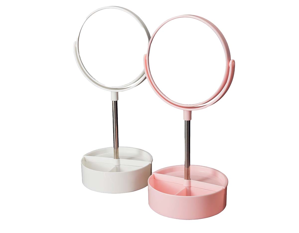Espelho de mesa dupla face giratório com design moderno e funcional. Com base e moldura de plástico e pedestal de alumínio, ele é fácil de montar e adequa-se bem a qualquer ambiente. Sua base contém três divisórias para guardar objetos diversos.