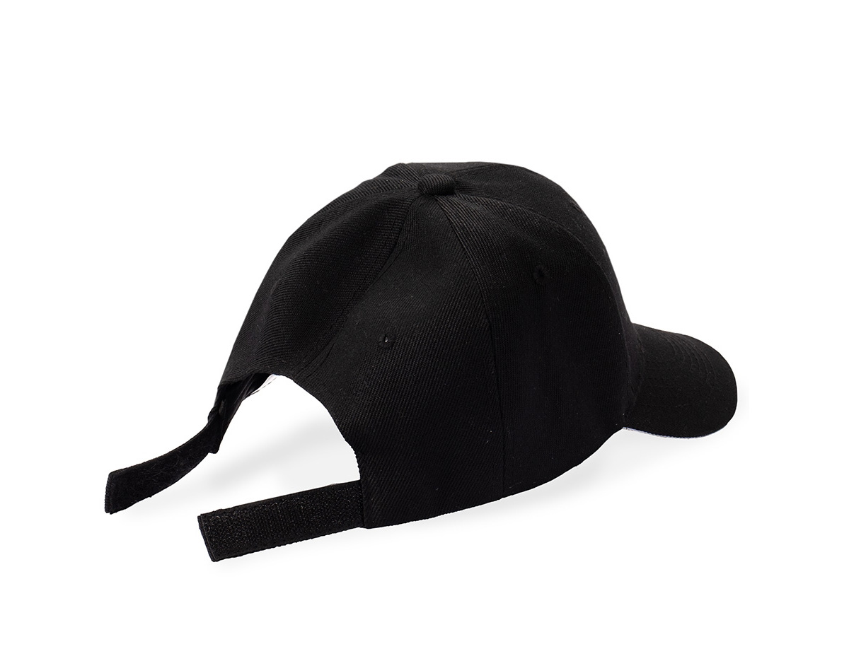 Boné em poliéster resistente a respingos d’água, com aba curva de 7 cm. Tamanho único, ajustável por faixas de velcro na parte de trás, garantindo conforto e praticidade no uso diário. Ideal para proteção solar e uso em atividades externas. Design funcional e moderno, adequado para diferentes estilos e ocasiões.