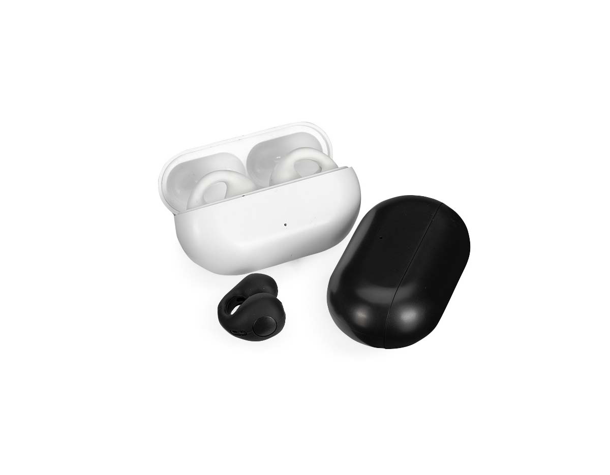 Fones de ouvido sem fio com estrutura leve e confortável feita em plástico. Seu formato ear cuff, semelhante a um par de brincos, permite o encaixe ao redor das orelhas sem entrar em contato com o canal auditivo, ideal para uso prolongado. Sua conexão via Bluetooth 5.3 oferece estabilidade de áudio com menor consumo de energia. Cada fone apresenta um botão multifunções, com comandos por toque para trocar músicas e controlar o volume. Acompanha cabo USB-C para carregamento.
