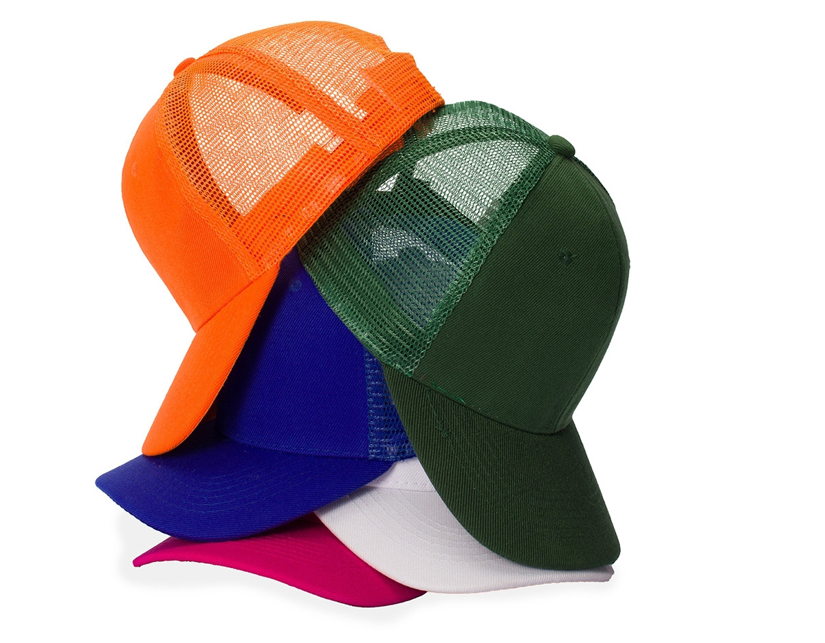 Boné de aba curva feito em poliéster com tela respirável em nylon, garantindo conforto e ventilação. Conta com fecho plástico ajustável na parte traseira. Medidas: altura de 14 cm, aba com 18 cm de largura e 7,3 cm de profundidade. Circunferência de 55,5 cm.








