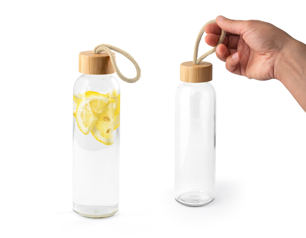 Squeeze para sublimação em vidro, com tampa em bambu. Possui alça na tampa para facilitar o transporte. Capacidade até 500 mL. Fornecido em caixa presente de papel kraft reciclado. Certificação EU Food Grade. A cor e o resultado da impressão nos materiais naturais pode variar entre produtos.