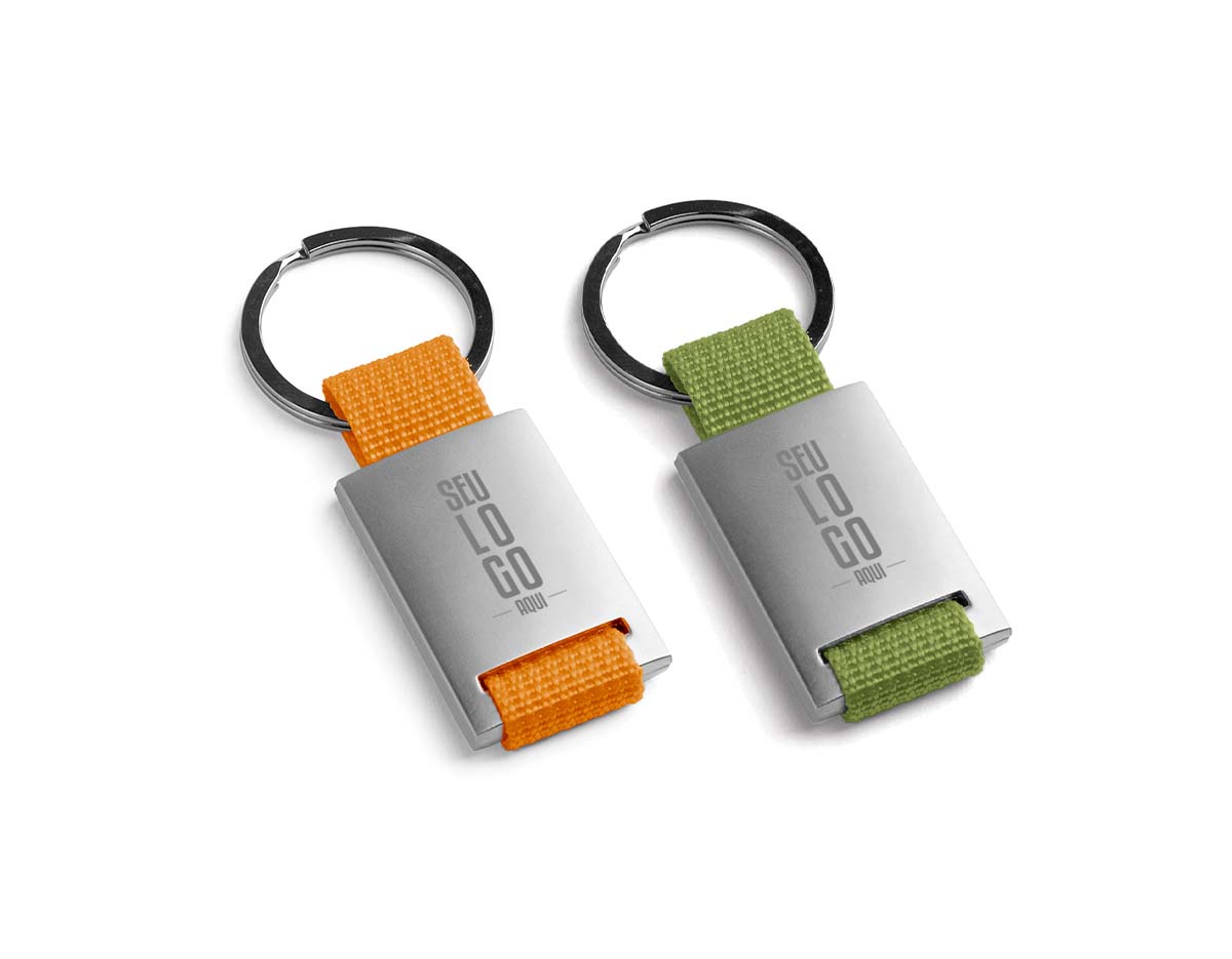 Chaveiro em metal e em webbing. Fornecido em caixa presente de papel kraft reciclado.