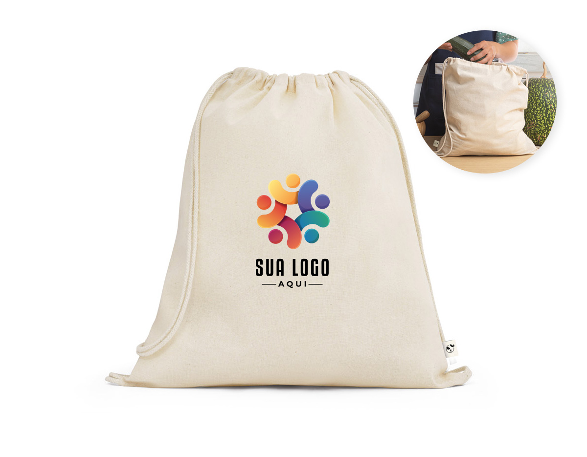 Sacola tipo mochila feita em 100% algodão orgânico (140 g/m²), unindo praticidade e sustentabilidade. Possui alças em algodão que também funcionam como cordão de fechamento, garantindo segurança e conforto no uso diário. Ideal para ações ecológicas, eventos ou uso pessoal com estilo consciente.