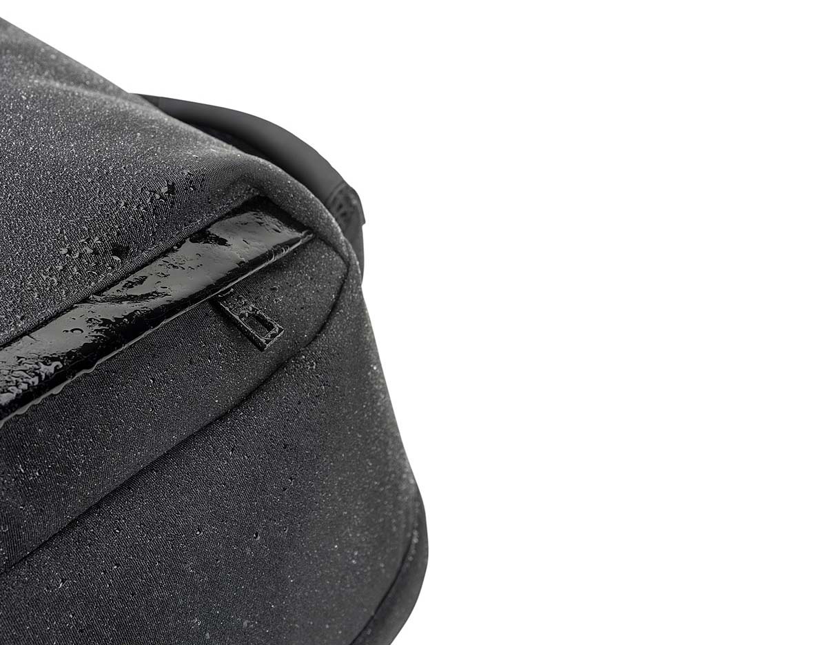 Mochila antirroubo em poliéster reciclado 600D com detalhes em PU e interior em poliéster reciclado 210D. Resistente à água, conta com compartimento principal com bolsos almofadados para notebook até 17.3" e tablet até 10.5", além de compartimentos laterais e frontais. Parte traseira acolchoada, pega superior e alça para trolley. Capacidade até 20 L.