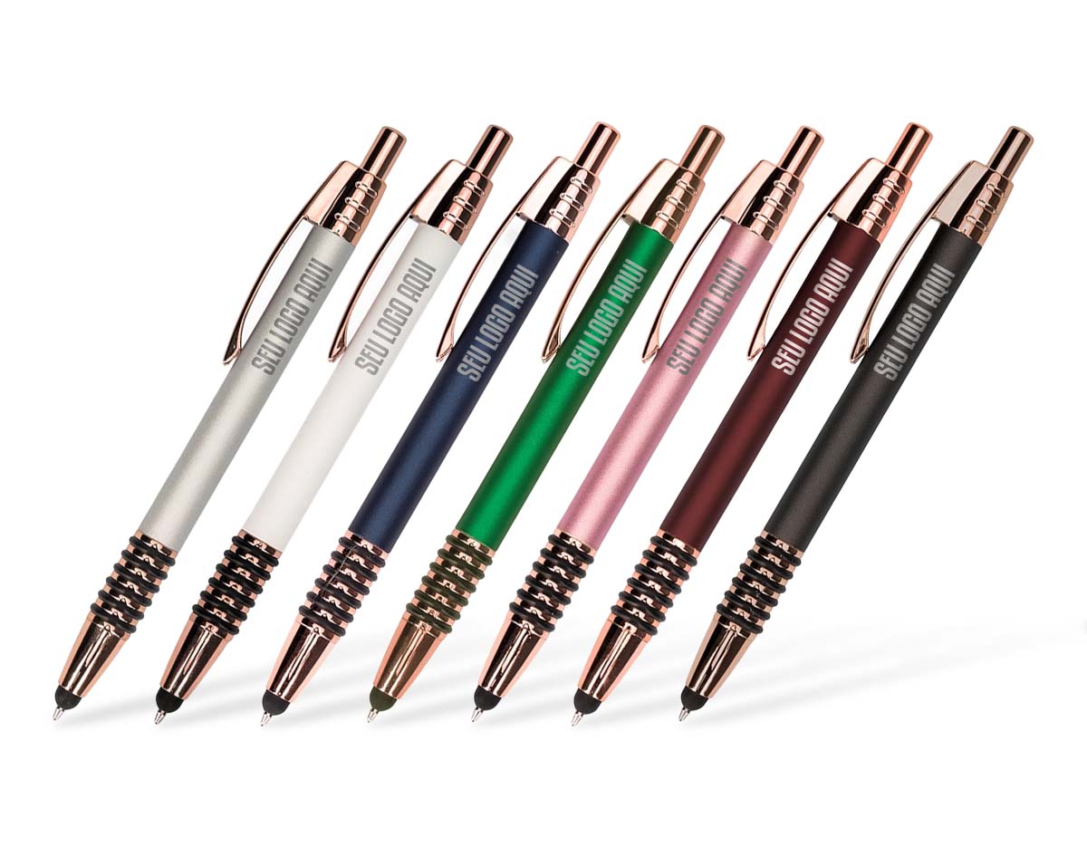 Caneta metálica com detalhes emborrachados no corpo, oferecendo maior conforto durante a escrita. Possui carga esferográfica azul de 1.0 mm, acionamento por clique e ponteira touch para uso em dispositivos com tela sensível ao toque.