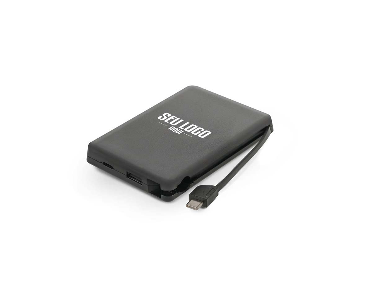 Bateria portátil com capacidade de 10.000 mAh, fabricada em ABS 100% reciclado. Possui indicador de carga, porta USB-C (entrada/saída), porta USB-A e cabo USB-C integrado de entrada e saída. Permite carregar até dois dispositivos ao mesmo tempo, oferecendo praticidade no uso diário.