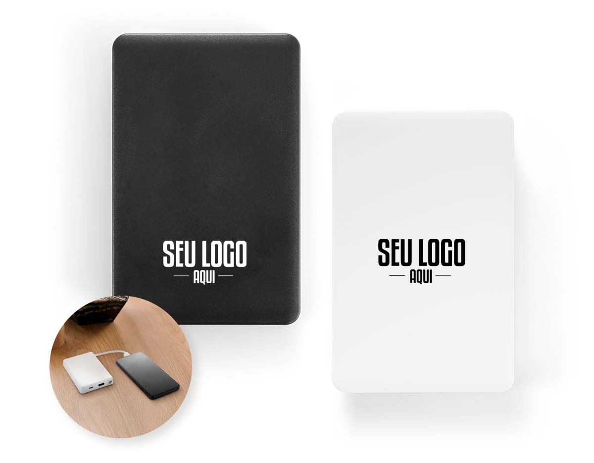 Bateria portátil com capacidade de 10.000 mAh, fabricada em ABS 100% reciclado. Possui indicador de carga, porta USB-C (entrada/saída), porta USB-A e cabo USB-C integrado de entrada e saída. Permite carregar até dois dispositivos ao mesmo tempo, oferecendo praticidade no uso diário.