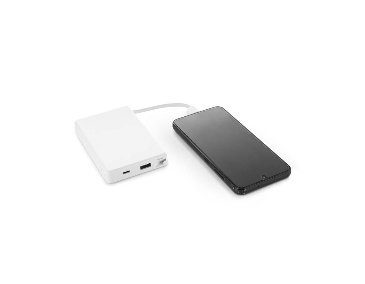 Bateria portátil com capacidade de 10.000 mAh, fabricada em ABS 100% reciclado. Possui indicador de carga, porta USB-C (entrada/saída), porta USB-A e cabo USB-C integrado de entrada e saída. Permite carregar até dois dispositivos ao mesmo tempo, oferecendo praticidade no uso diário.