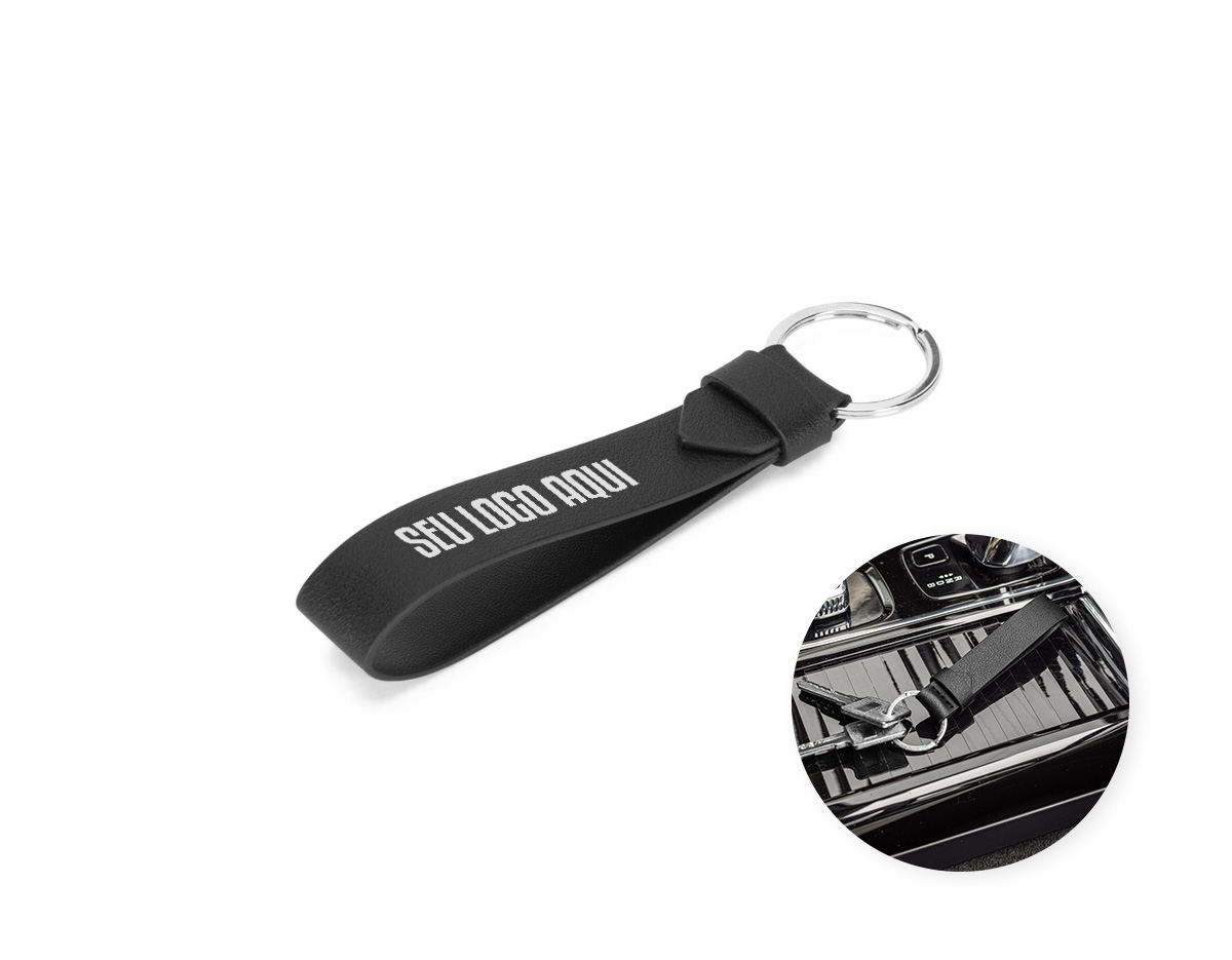 Chaveiro em PU resistente, com acabamento elegante e toque macio. Acompanha argola em ferro, garantindo durabilidade e segurança para organizar suas chaves com estilo. Ideal como brinde funcional e sofisticado para o dia a dia.