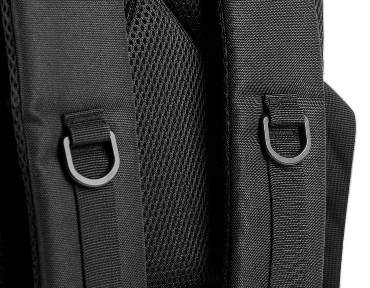 Mochila para utilização diária em ambientes profissionais ou de lazer, Ideal também para esportes e caminhadas ao ar livre. O seu design torna esta mochila um produto versátil e resistente. Composta por poliéster reciclado 600D de alta densidade e forro em poliéster reciclado 210D. Possui um compartimento principal com bolso para notebook até 17.3" e diversos bolsos que facilitam a organização dos itens, um bolso com zíper e um bolso lateral. Possui características particulares como cintas de compressão nas laterais, tiras multifuncionais em webbing, alça peitoral ajustável, pega na parte superior e alça para trolley em caso de necessidade. Contém também um emblema removível, com o mesmo material da mochila, ideal para personalização. Capacidade até 21L.