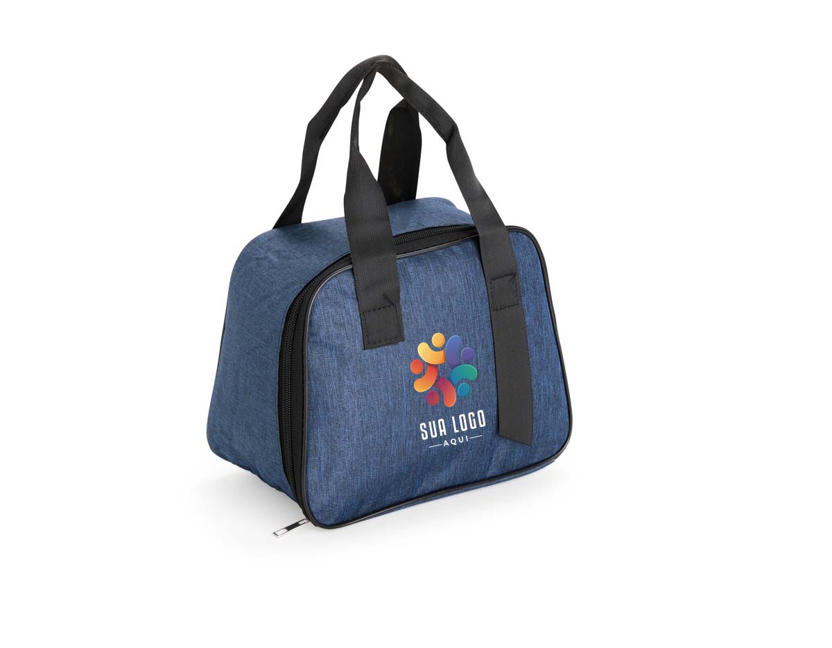 Bolsa térmica confeccionada em tecido Oxford resistente à água, com capacidade máxima de 7 litros, ideal para transportar alimentos e bebidas com praticidade. Possui revestimento interno em folha de alumínio que auxilia na conservação da temperatura por mais tempo. Conta também com bolso interno em tela de nylon que facilita a organização de pequenos itens e duas alças de mão que proporcionam maior comodidade durante o transporte. Seu design funcional torna o produto adequado para o uso cotidiano, passeios ou ações promocionais.