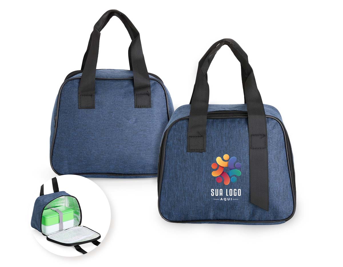 Bolsa térmica confeccionada em tecido Oxford resistente à água, com capacidade máxima de 7 litros, ideal para transportar alimentos e bebidas com praticidade. Possui revestimento interno em folha de alumínio que auxilia na conservação da temperatura por mais tempo. Conta também com bolso interno em tela de nylon que facilita a organização de pequenos itens e duas alças de mão que proporcionam maior comodidade durante o transporte. Seu design funcional torna o produto adequado para o uso cotidiano, passeios ou ações promocionais.