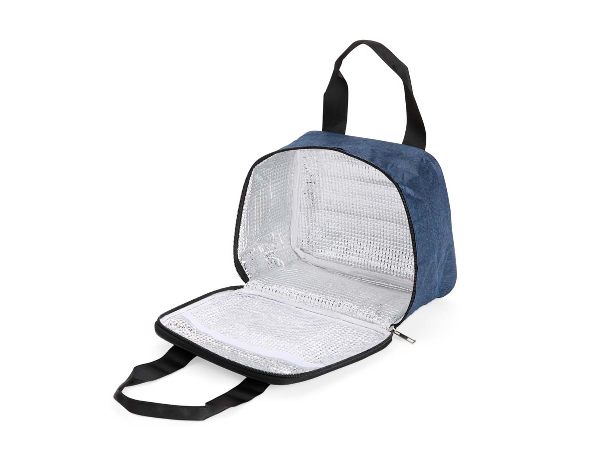 Bolsa térmica confeccionada em tecido Oxford resistente à água, com capacidade máxima de 7 litros, ideal para transportar alimentos e bebidas com praticidade. Possui revestimento interno em folha de alumínio que auxilia na conservação da temperatura por mais tempo. Conta também com bolso interno em tela de nylon que facilita a organização de pequenos itens e duas alças de mão que proporcionam maior comodidade durante o transporte. Seu design funcional torna o produto adequado para o uso cotidiano, passeios ou ações promocionais.