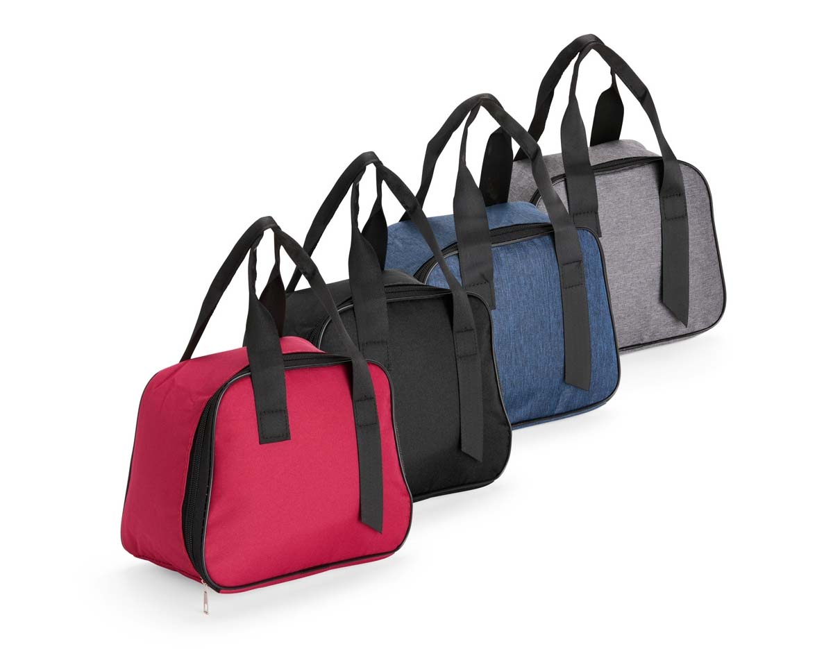 Bolsa térmica confeccionada em tecido Oxford resistente à água, com capacidade máxima de 7 litros, ideal para transportar alimentos e bebidas com praticidade. Possui revestimento interno em folha de alumínio que auxilia na conservação da temperatura por mais tempo. Conta também com bolso interno em tela de nylon que facilita a organização de pequenos itens e duas alças de mão que proporcionam maior comodidade durante o transporte. Seu design funcional torna o produto adequado para o uso cotidiano, passeios ou ações promocionais.