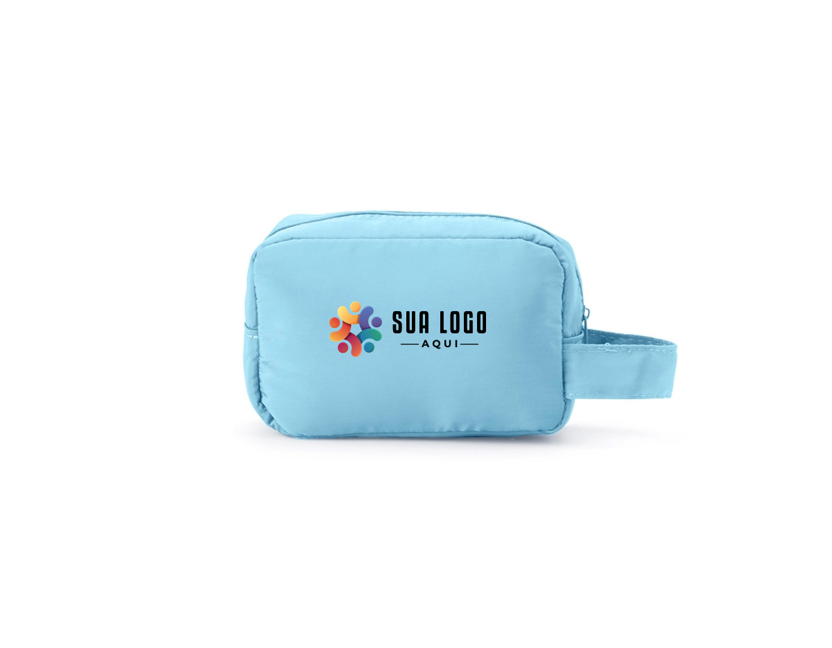 Nécessaire compacta confeccionada em poliéster resistente à água, desenvolvida para oferecer organização eficiente no dia a dia. Possui quatro divisões internas, sendo uma delas em material telado, que facilita a visualização e a separação dos itens. A estrutura interna otimiza o espaço e mantém acessórios bem distribuídos. Conta ainda com alça de transporte, proporcionando praticidade no manuseio em viagens, trabalho ou rotina pessoal. Um brinde corporativo funcional e versátil, que alia organização inteligente, durabilidade e presença constante no cotidiano do usuário.