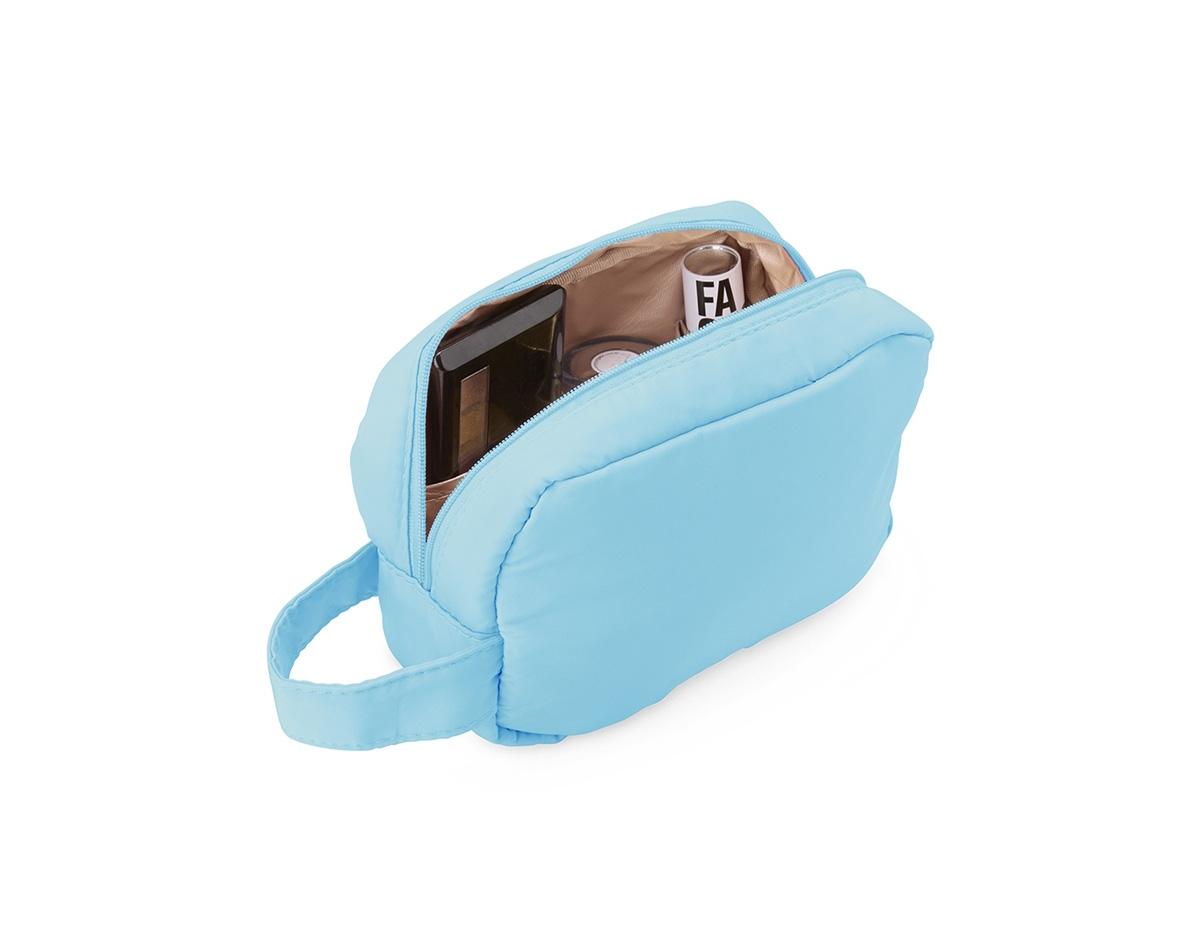 Nécessaire compacta confeccionada em poliéster resistente à água, desenvolvida para oferecer organização eficiente no dia a dia. Possui quatro divisões internas, sendo uma delas em material telado, que facilita a visualização e a separação dos itens. A estrutura interna otimiza o espaço e mantém acessórios bem distribuídos. Conta ainda com alça de transporte, proporcionando praticidade no manuseio em viagens, trabalho ou rotina pessoal. Um brinde corporativo funcional e versátil, que alia organização inteligente, durabilidade e presença constante no cotidiano do usuário.