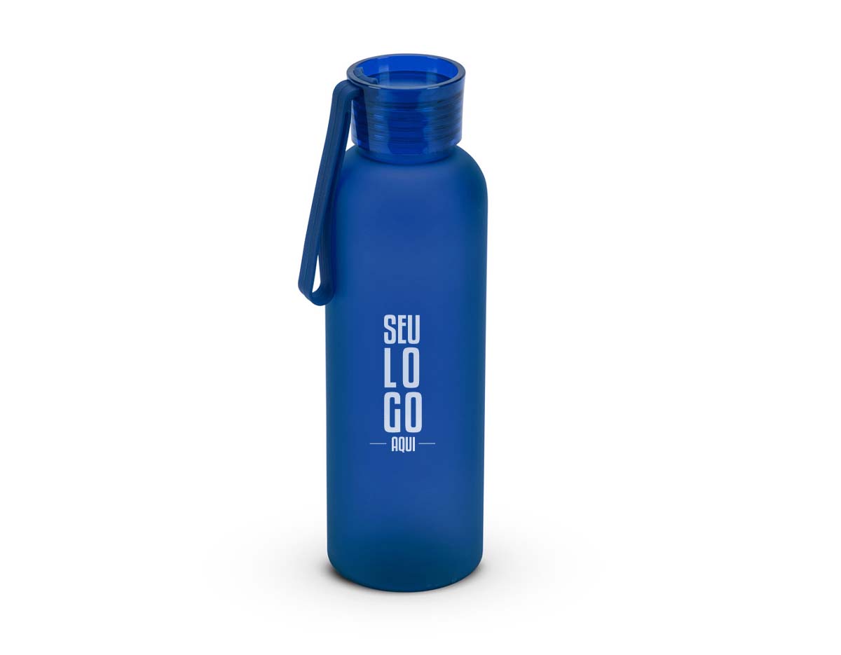 Squeeze esportiva com capacidade de até 600 ml, fabricada em PET 100% reciclado com acabamento fosco. Possui tampa em PS à prova de vazamentos e fita em silicone integrada, que facilita o transporte em atividades do dia a dia.