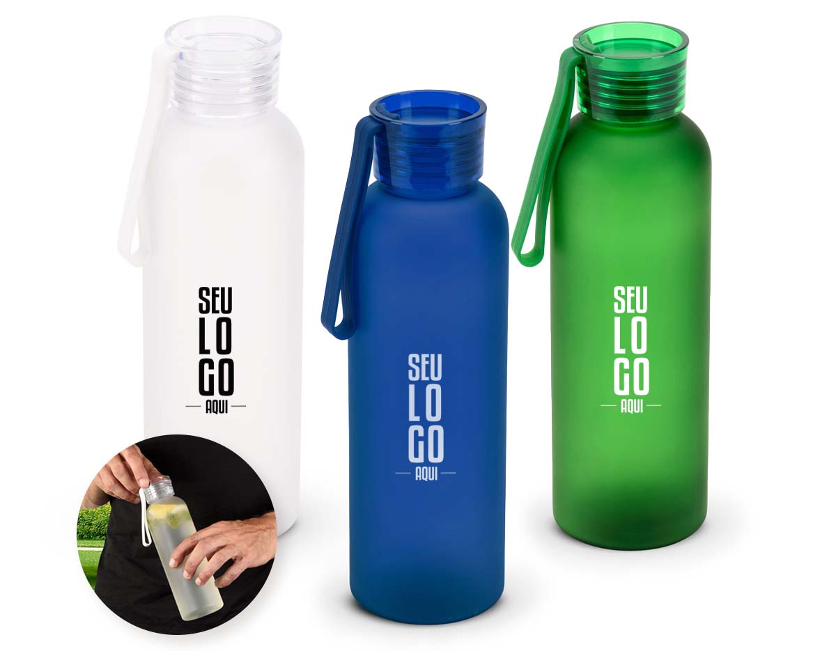 Squeeze esportiva com capacidade de até 600 ml, fabricada em PET 100% reciclado com acabamento fosco. Possui tampa em PS à prova de vazamentos e fita em silicone integrada, que facilita o transporte em atividades do dia a dia.