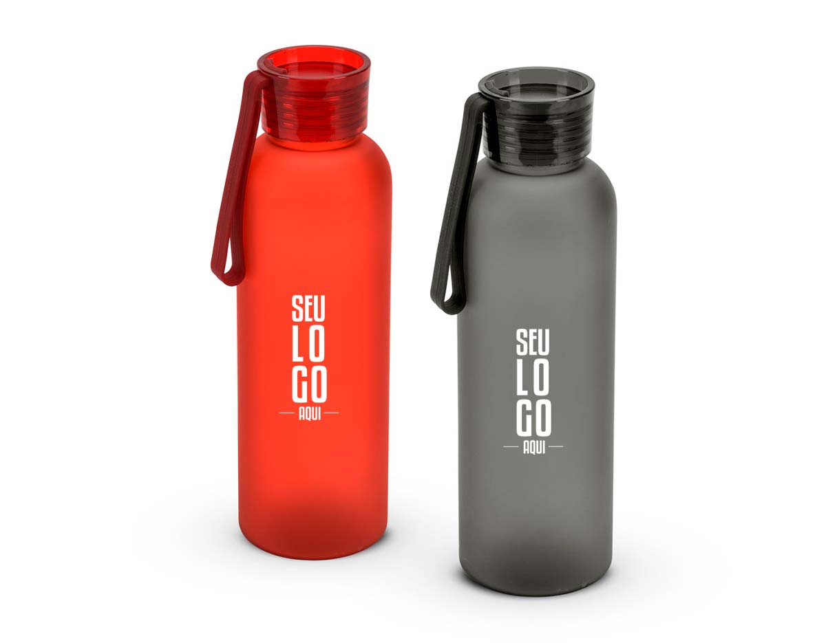 Squeeze esportiva com capacidade de até 600 ml, fabricada em PET 100% reciclado com acabamento fosco. Possui tampa em PS à prova de vazamentos e fita em silicone integrada, que facilita o transporte em atividades do dia a dia.