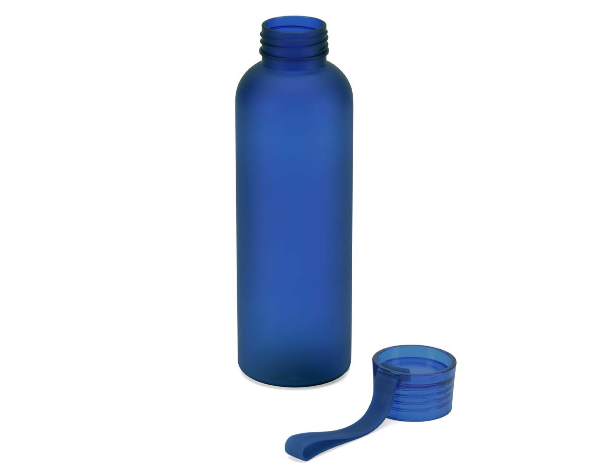 Squeeze esportiva com capacidade de até 600 ml, fabricada em PET 100% reciclado com acabamento fosco. Possui tampa em PS à prova de vazamentos e fita em silicone integrada, que facilita o transporte em atividades do dia a dia.