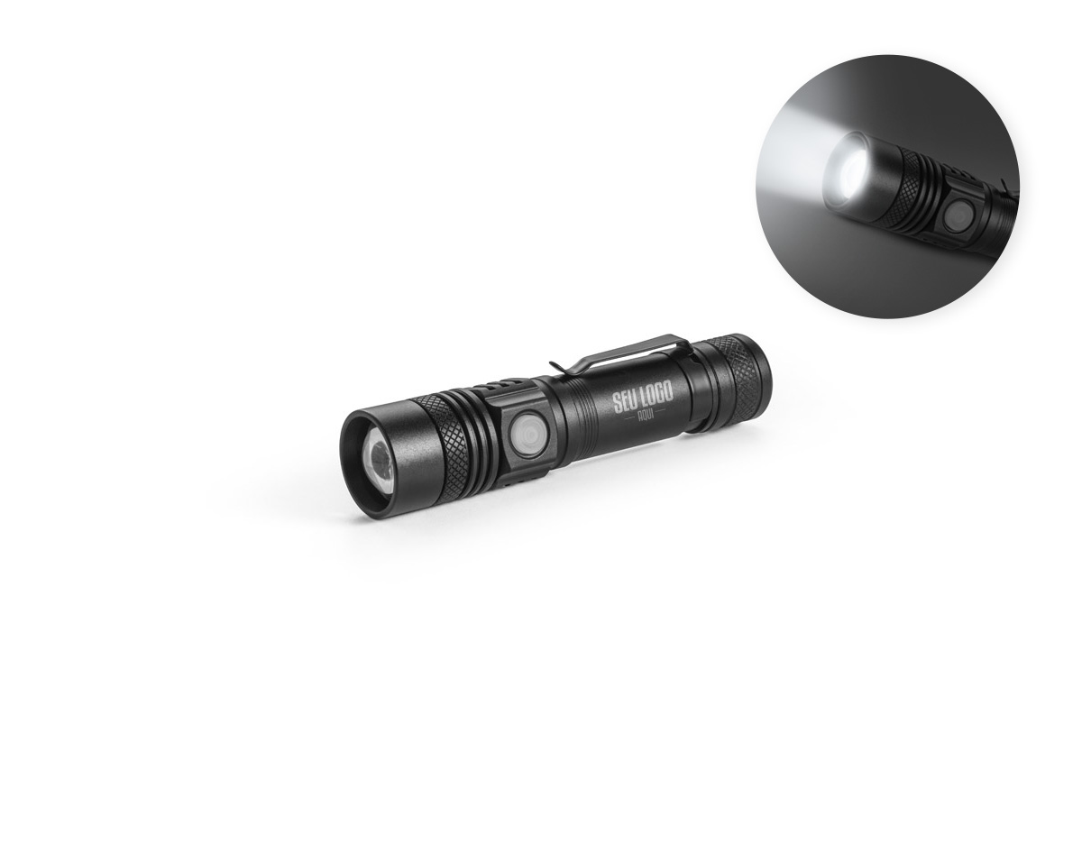 Lanterna recarregável de 5W em alumínio, potente e versátil. Possui LED de 300 lumens, 4 modos de iluminação, zoom telescópico e botão liga/desliga. Ideal para uso diário, emergências ou atividades externas. Bateria de 2.000 mAh com recarga via cabo USB-C (incluso). Um brinde funcional e moderno, que une resistência, praticidade e alto desempenho.